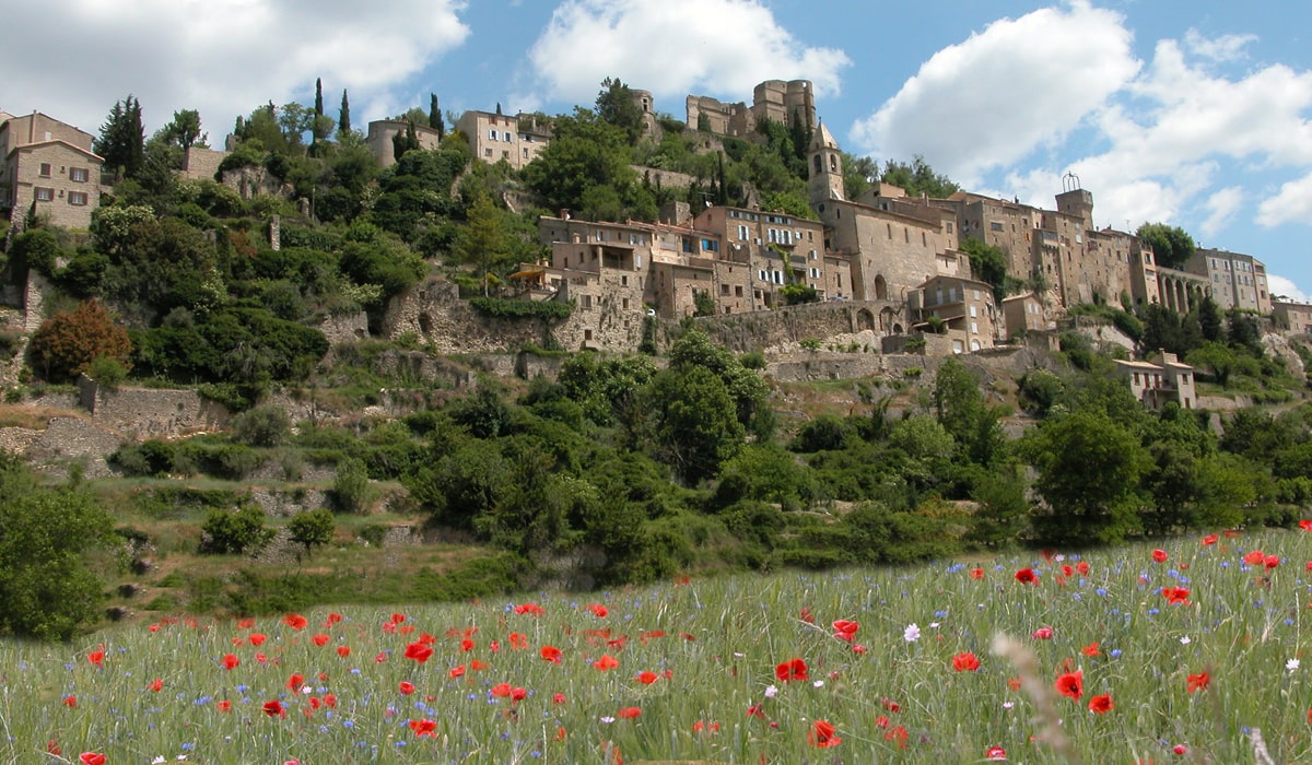 Village perché en drôme provençale